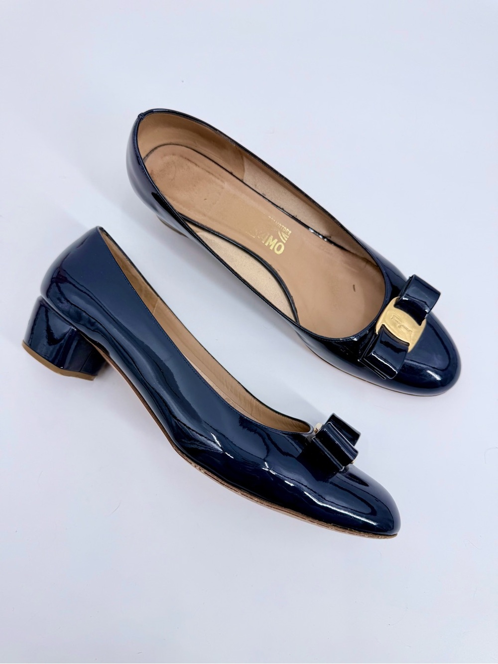 Salvatore Ferragamo Women's Navy Patent Bow Block Heel Pumps - Picture 2 of 13